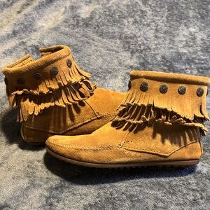 Minnetonka Suede Fringe Ankle Boots – Women’s Size 8